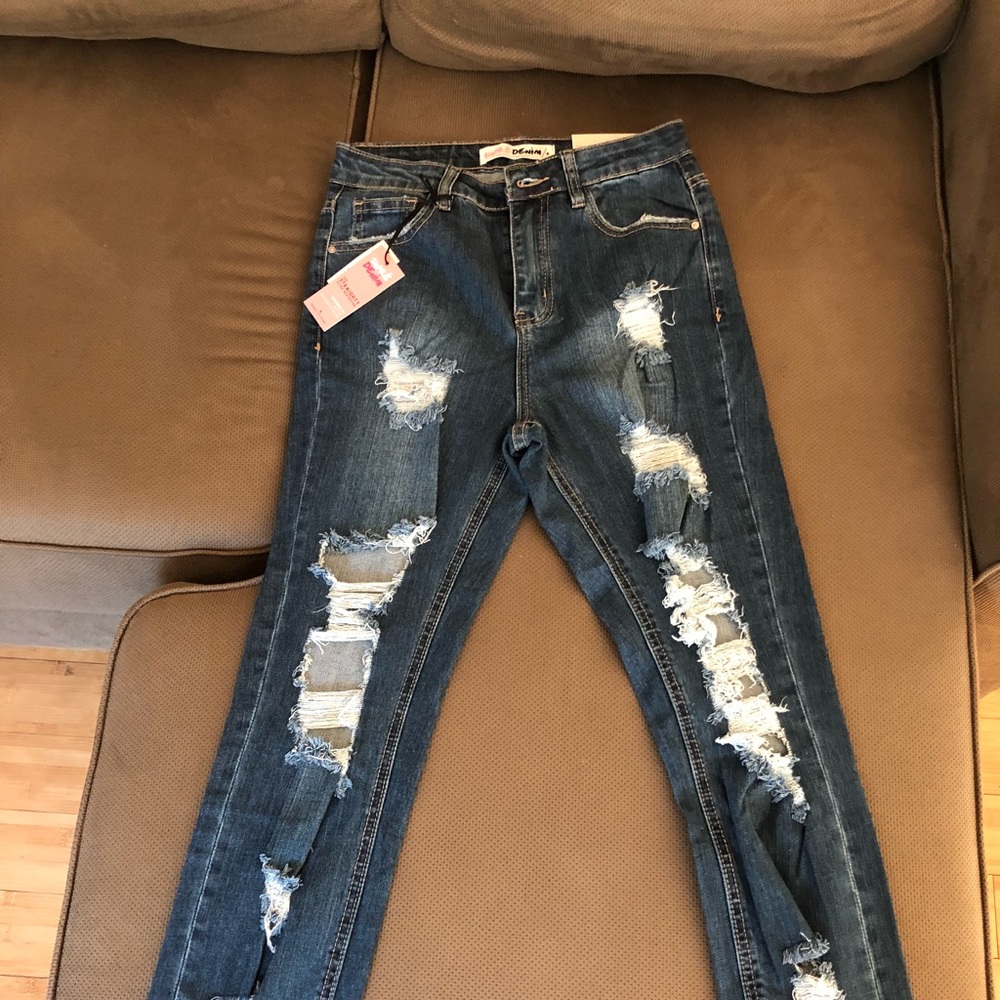 Distressed denim skinny jeans